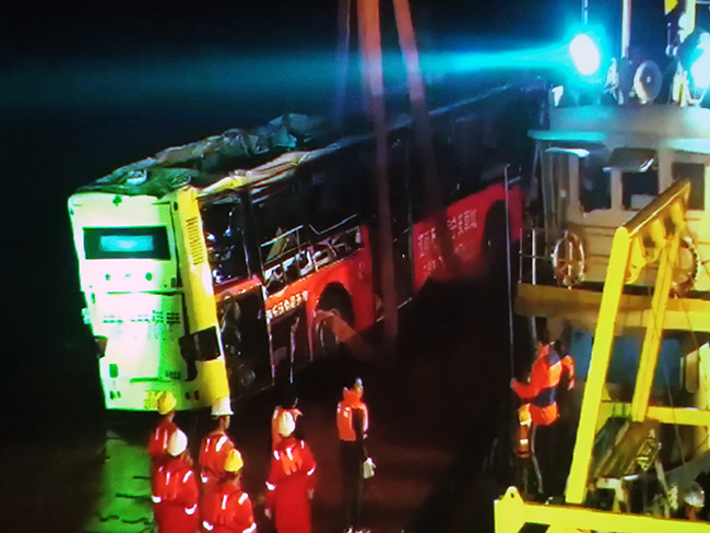 重庆万州坠江公交车31日晚成功打捞出水