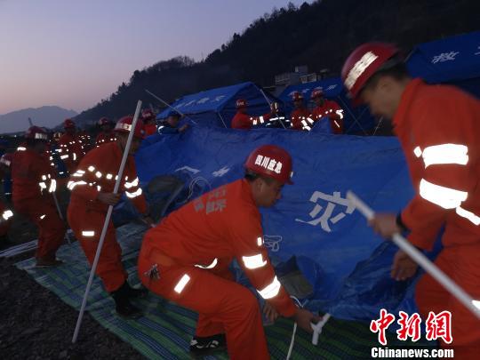 矿山救护队员正在灾区搭建帐篷。　刘忠俊 摄