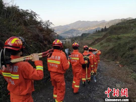 16日下午，救援人员向震区挺进。宜宾消防 供图