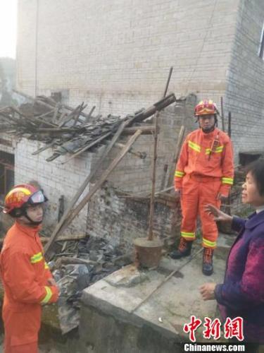16日下午，宜宾消防支队沿江路中队消防指战员走村入户排查房屋受损情况。四川消防 供图