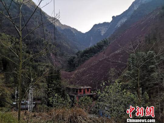 16日下午，兴文县周家镇龙洞村一处居民房屋被地震中垮塌的山体掩埋。宜宾消防 供图