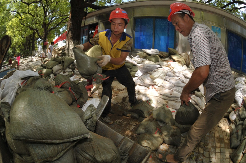 7月7日，工作人员在长沙城区湘江沿岸拆除部分沙袋筑成的防洪子堤。