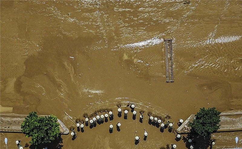 7月7日，武警官兵在长沙橘子洲景区内清淤。