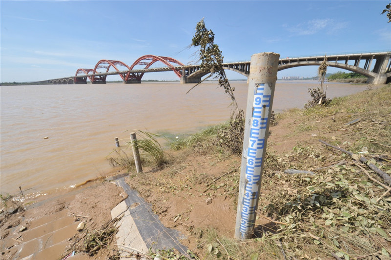 洪峰过境后的长沙黑石铺大桥附近湘江沿岸一处水位标杆（7月7日摄）。