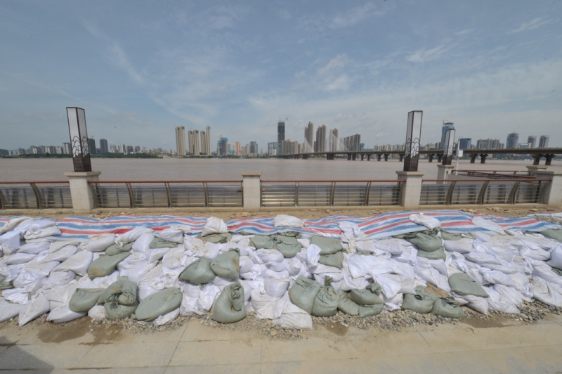据长沙市水文站监测数据显示，受天气转好等因素影响，截至7月6日14时22分，长沙湘江水位37.32米，已退至38.37米的保证水位（堤防工程所能保证安全运行的水位）以下，但仍高于警戒水位（江、河、湖泊水位上涨到河段内可能发生险情的水位）1.32米。目前，长沙市在城区湘江沿岸继续保持超标准洪水的应对机制和措施，做到堤防巡查防守和抢险人员不撤、设备不撤、力度不减，确保堤防安全。