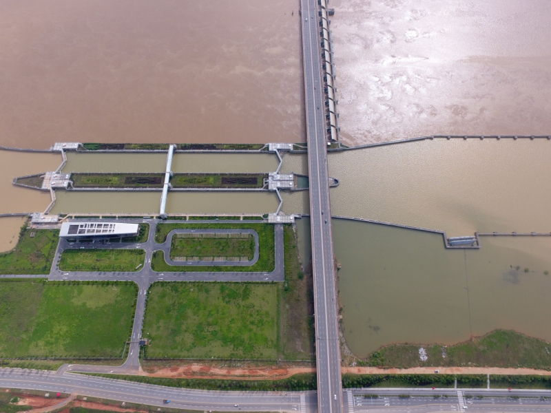 据长沙市水文站监测数据显示，受天气转好等因素影响，截至7月6日14时22分，长沙湘江水位37.32米，已退至38.37米的保证水位（堤防工程所能保证安全运行的水位）以下，但仍高于警戒水位（江、河、湖泊水位上涨到河段内可能发生险情的水位）1.32米。目前，长沙市在城区湘江沿岸继续保持超标准洪水的应对机制和措施，做到堤防巡查防守和抢险人员不撤、设备不撤、力度不减，确保堤防安全。