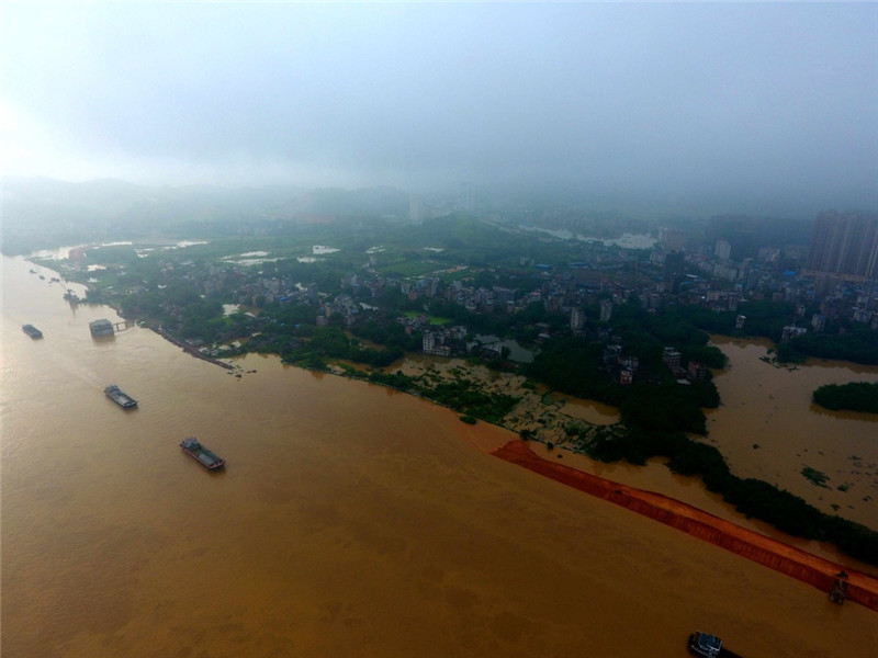 这是7月4日拍摄的水位暴涨的西江广西藤县段,县城沿江低洼处被水淹没。