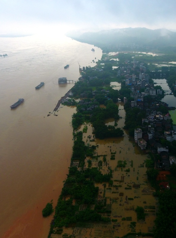 这是7月4日拍摄的水位暴涨的西江广西藤县段,县城沿江低洼处被水淹没。