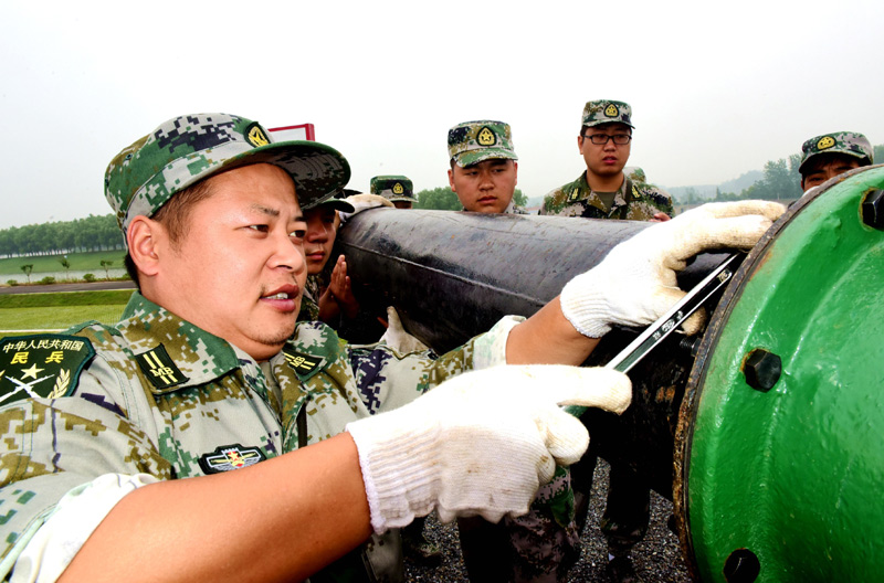 6月12日，扬州民兵在抗洪抢险集训中安装抽水设备。