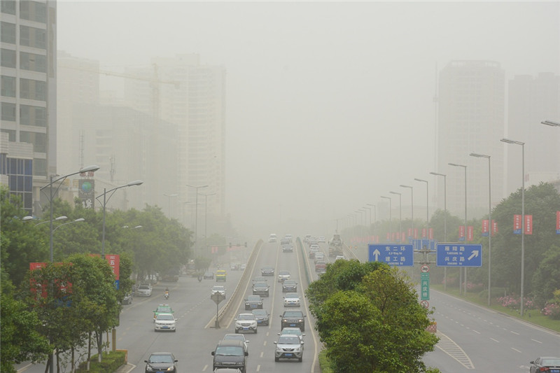 5月5日拍摄的笼罩在沙尘中的陕西省西安市街头。