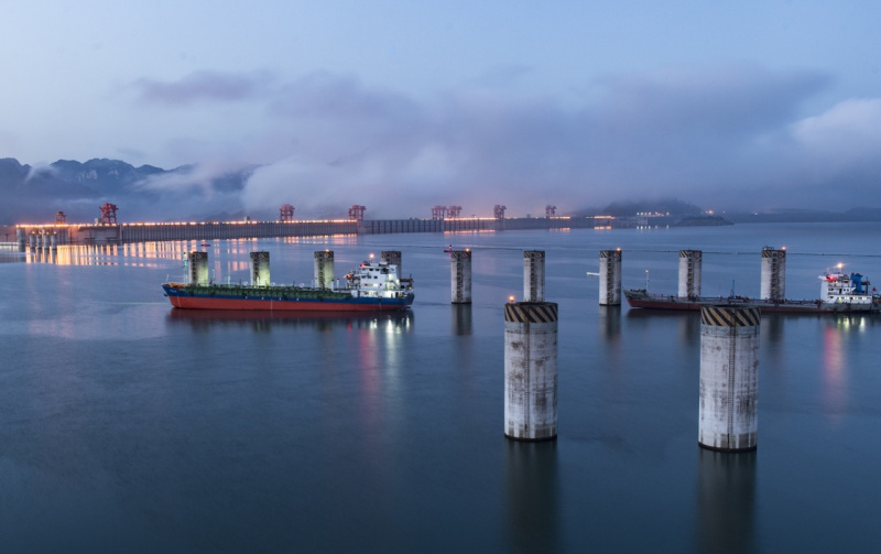 中国长江三峡集团公司发布的水情信息显示,5月3日三峡水库坝上水位已消落至160米以内,释放了约六成防洪库容,这是今年首次降至160米范围内,与去年相比晚了2天。