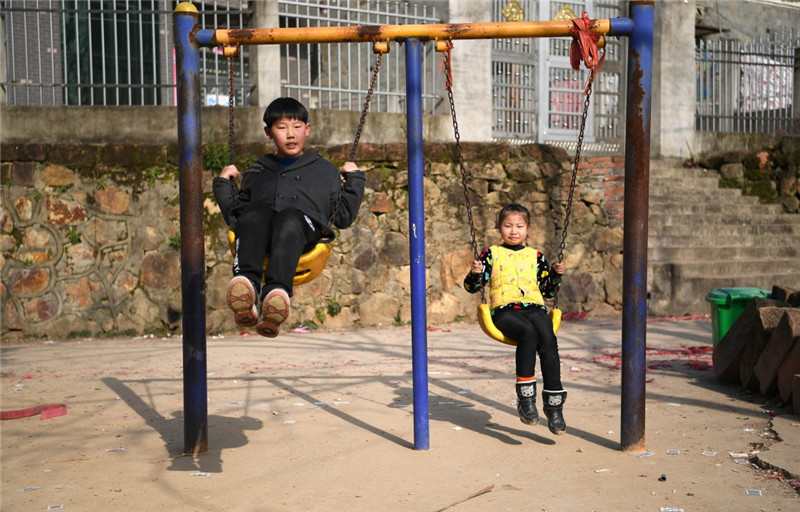 江西鄱阳县古县渡镇张家坽村的孩子们在村口荡秋千