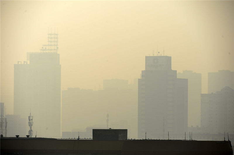 1月5日，在宁夏银川市，市内的建筑笼罩在雾霾之中。