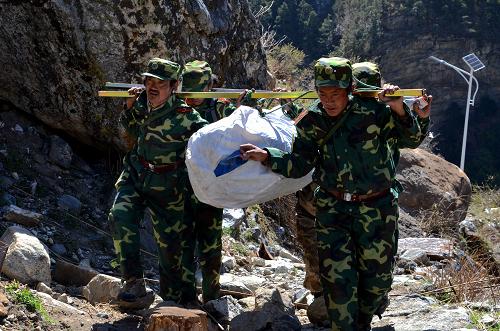 民兵全力参与抗震救灾