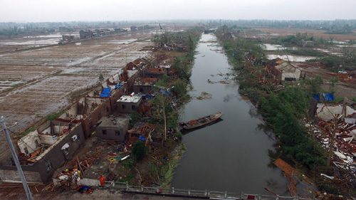 江苏盐城市阜宁,射阳等地出现强雷电,短时强降雨,冰雹,雷雨大风等强