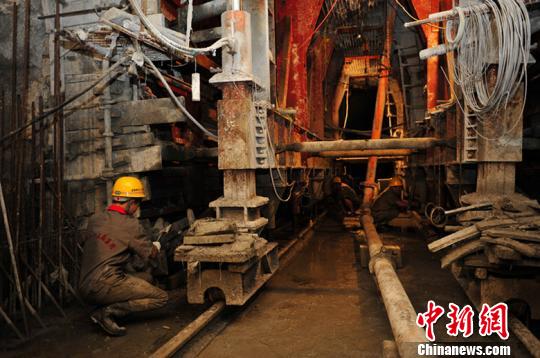 由中铁二十五局集团五公司承建的山西中部引黄工程施工05标沿线经过苇树局村、孙家沟村、前桑林村、雷家峁村等村。图为:工作人员加紧后续施工。 张照朋 摄