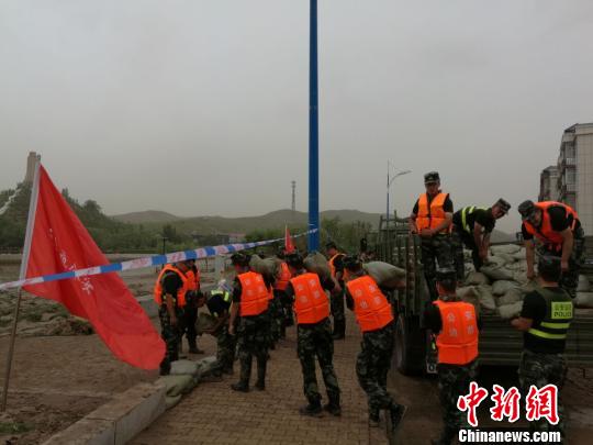 图为边防官兵加固防洪坝。 贾天娇 摄